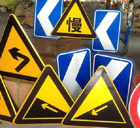 罗山标识标牌中颜色的确定是很重要的。